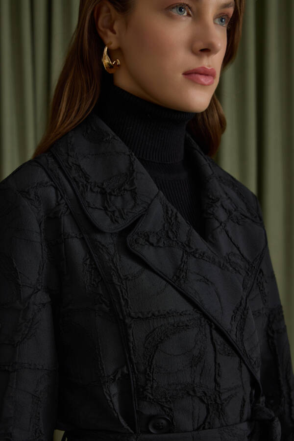 Siyah Dokulu Özel Kumaş Trençkot - 5