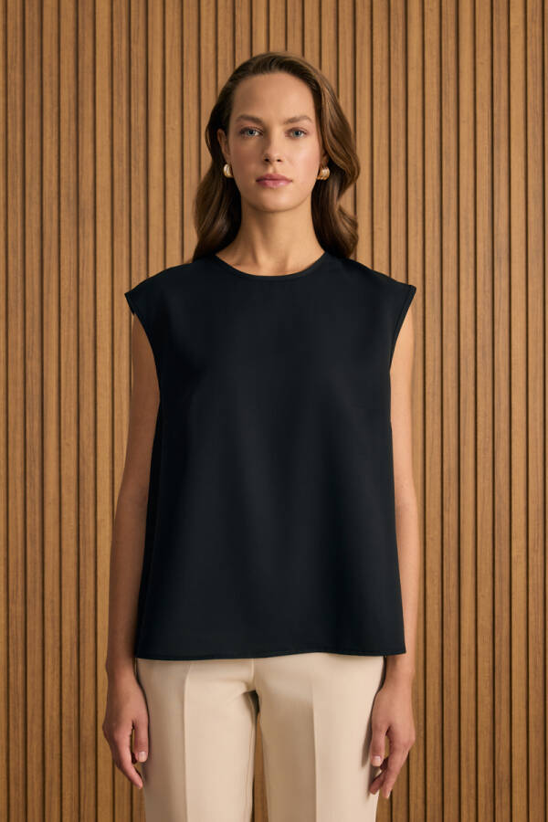 Siyah Dokuma Kolsuz Bluz - Aker