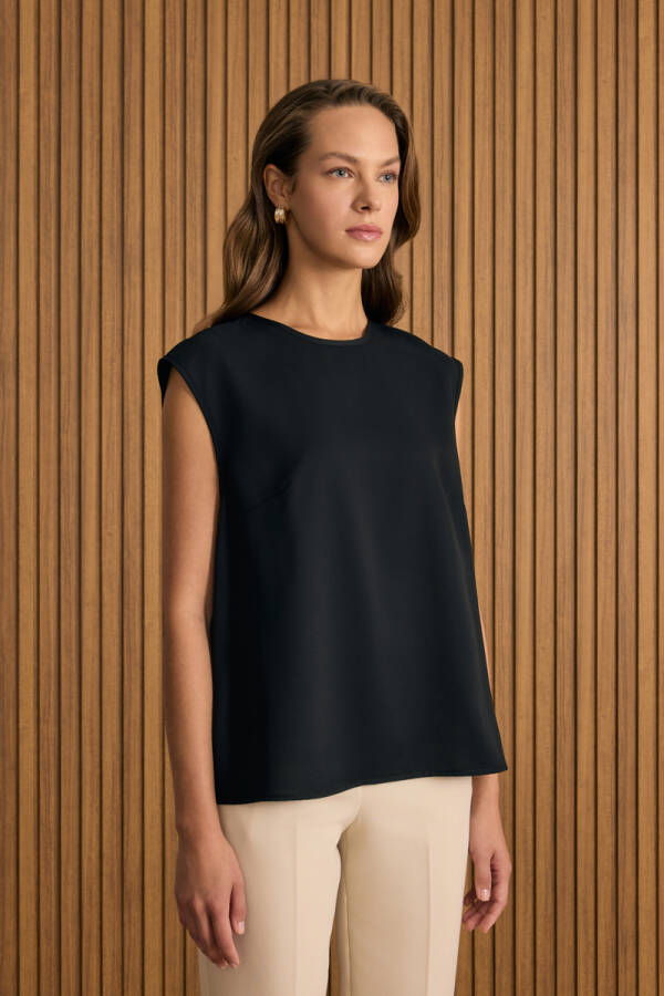 Siyah Dokuma Kolsuz Bluz - 2