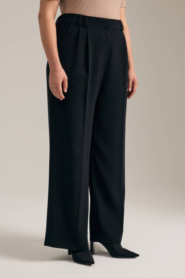 Siyah Dökümlü Bol Pantolon - 4