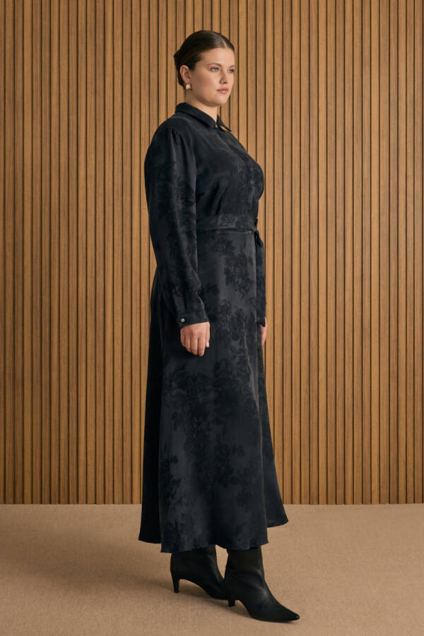 Siyah Dokusu Çiçek Desenli Lyocell Elbise - 4