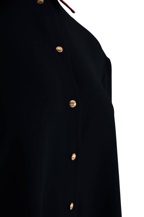 Siyah Düğme Detaylı Klasik Kesim Bluz - 2