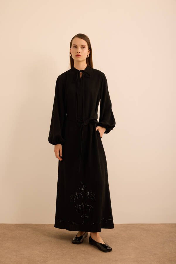 Siyah Etek Ucu Kontrast Nakış Detaylı Elbise - 3