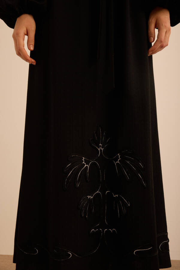 Siyah Etek Ucu Kontrast Nakış Detaylı Elbise - 5