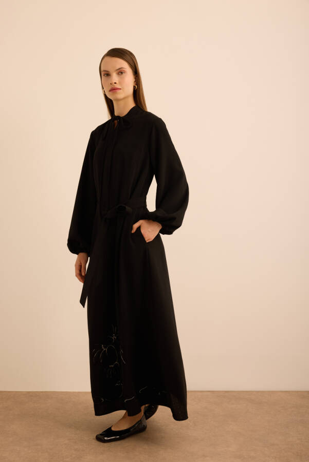 Siyah Etek Ucu Kontrast Nakış Detaylı Elbise - 4