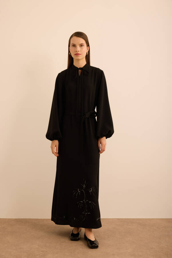 Siyah Etek Ucu Kontrast Nakış Detaylı Elbise - Aker (1)