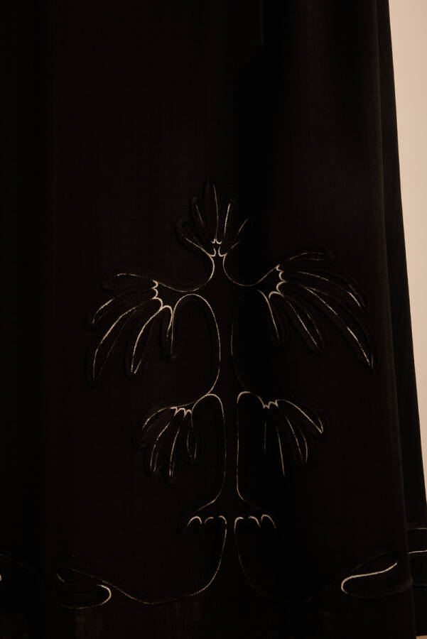 Siyah Etek Ucu Kontrast Nakış Detaylı Elbise - 6