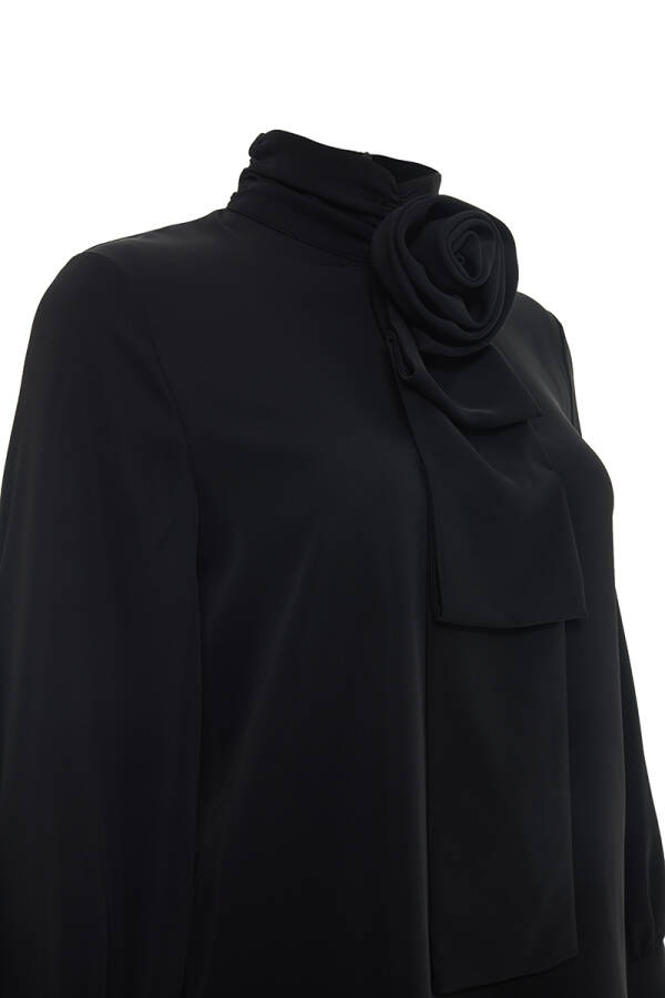 Siyah Gül Broşlu Bluz - Aker (1)