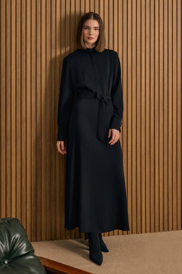 Siyah Hakim Yaka Dökümlü Elbise - 2