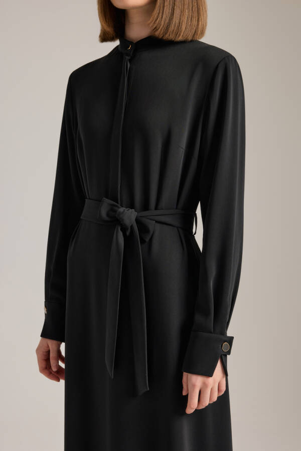 Siyah Hakim Yaka Dökümlü Elbise - 5