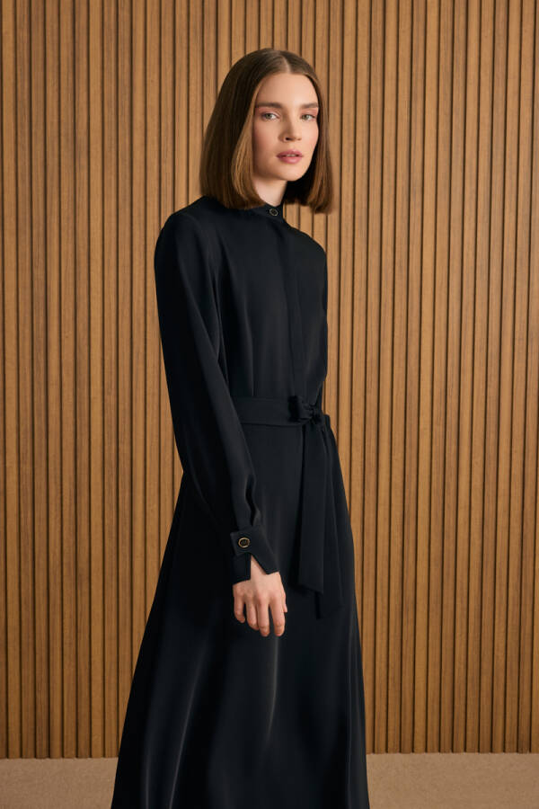 Siyah Hakim Yaka Dökümlü Elbise - 4