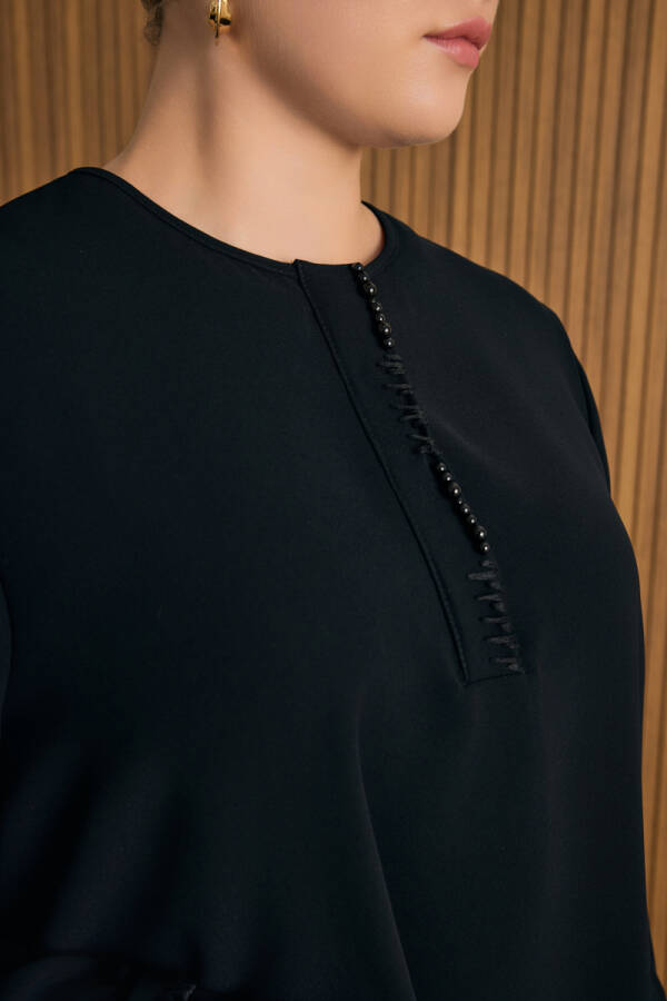 Siyah İşleme Detaylı Bluz - 4