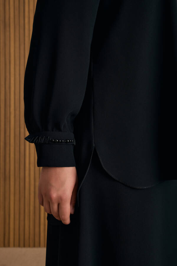 Siyah İşleme Detaylı Bluz - 5