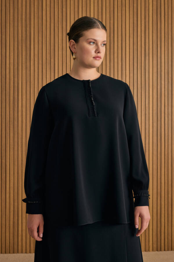 Siyah İşleme Detaylı Bluz - 3