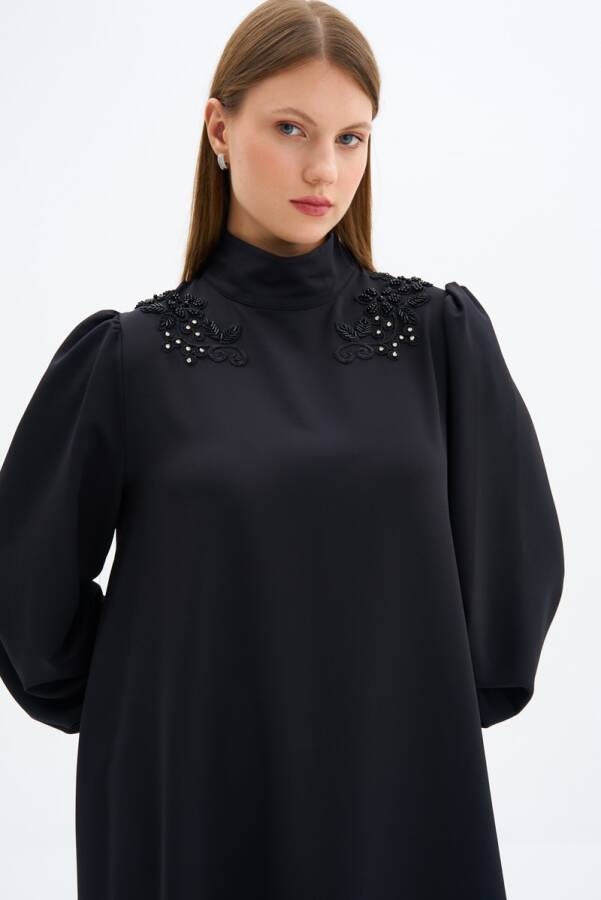 Siyah İşleme Detaylı Şık Elbise - 2