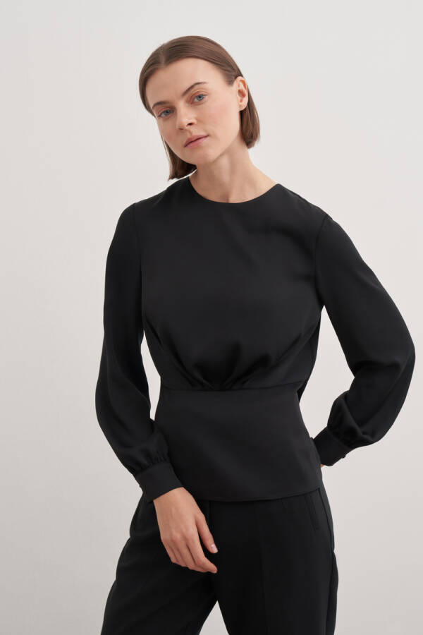 Siyah Katlama Detaylı Bluz - Aker