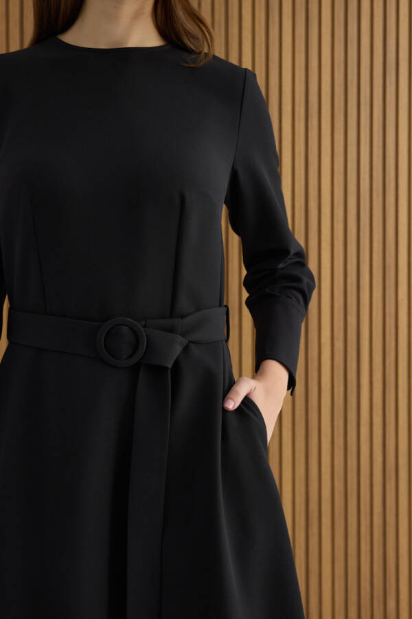 Siyah Kemerli Evaze Elbise - 6