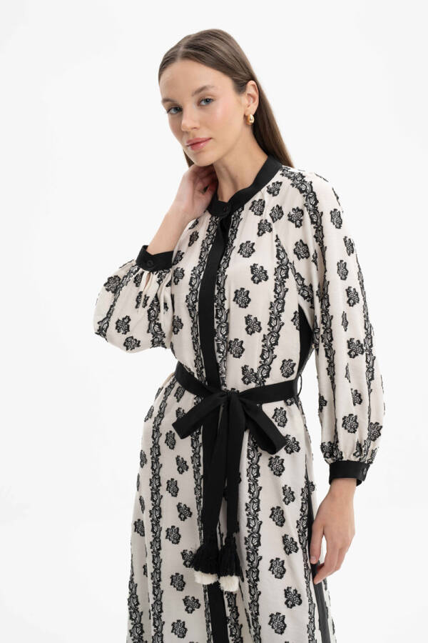 Siyah Kendinden Nakışlı Kumaş Elbise - 4