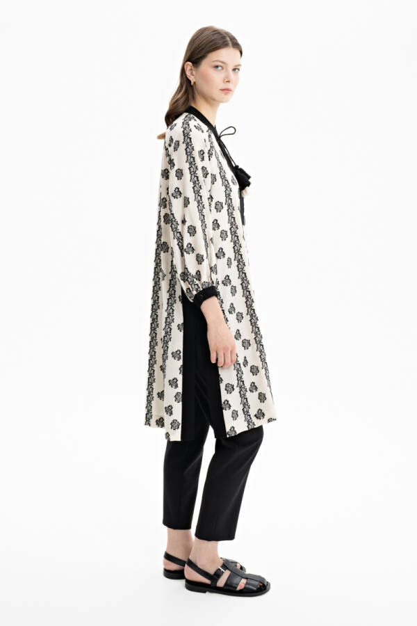 Siyah Kendinden Nakışlı Püskül Detaylı Tunik - 2