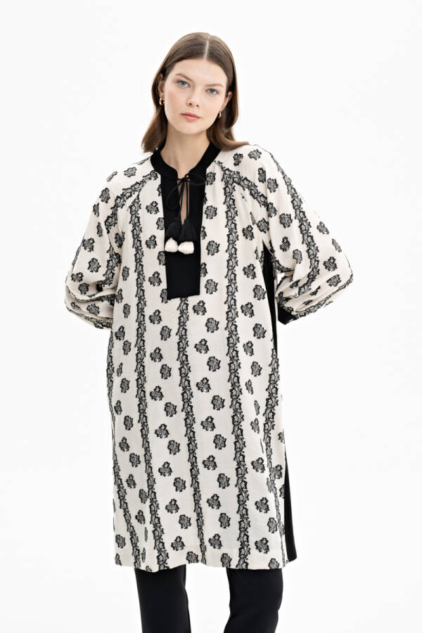 Siyah Kendinden Nakışlı Püskül Detaylı Tunik - 5