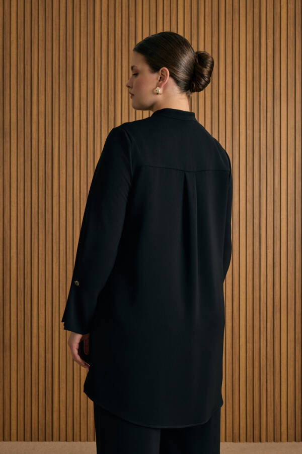 Siyah Kol Ucu Metal Koza Logo ve Pili Detaylı Tunik - 6