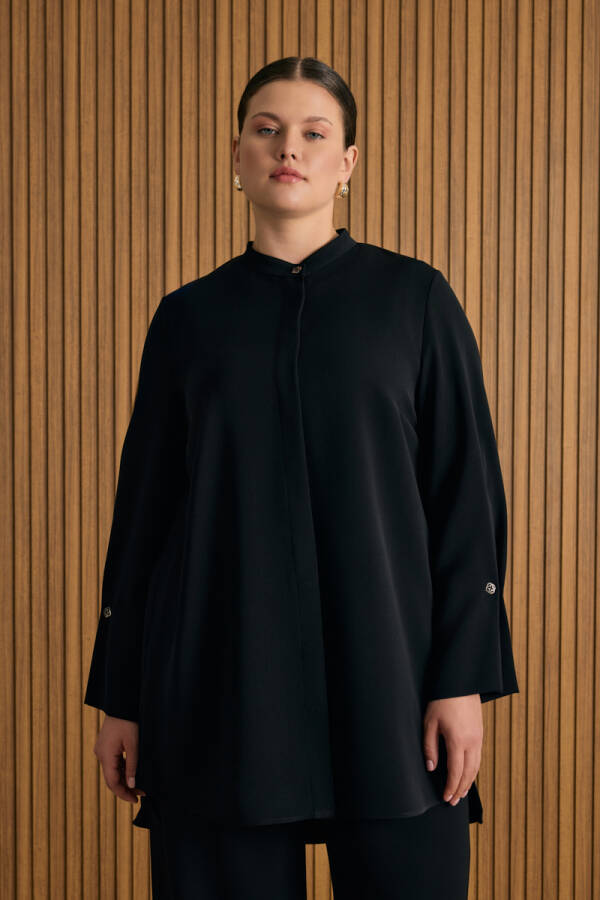 Siyah Kol Ucu Metal Koza Logo ve Pili Detaylı Tunik - 4