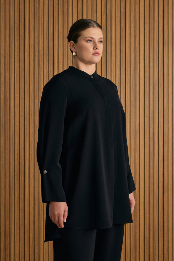 Siyah Kol Ucu Metal Koza Logo ve Pili Detaylı Tunik - 3