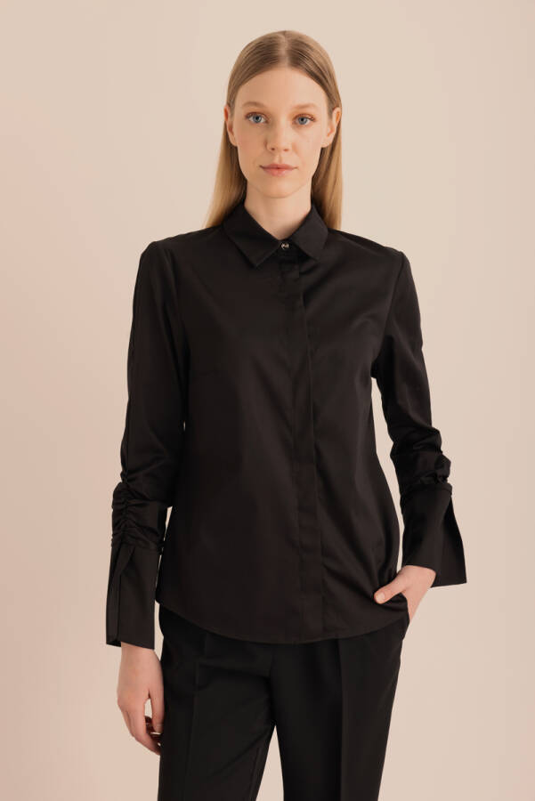 Siyah Kolları Büzgü Detaylı Cotton Gömlek - 1