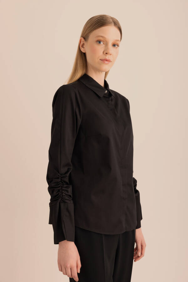 Siyah Kolları Büzgü Detaylı Cotton Gömlek - 2