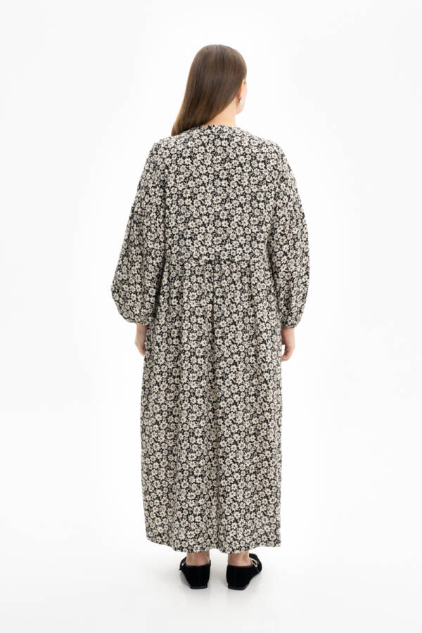 Siyah Kolları Lastikli Desenli Elbise - 3