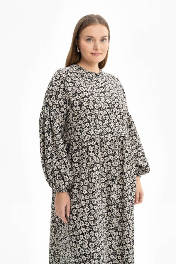 Siyah Kolları Lastikli Desenli Elbise - 4