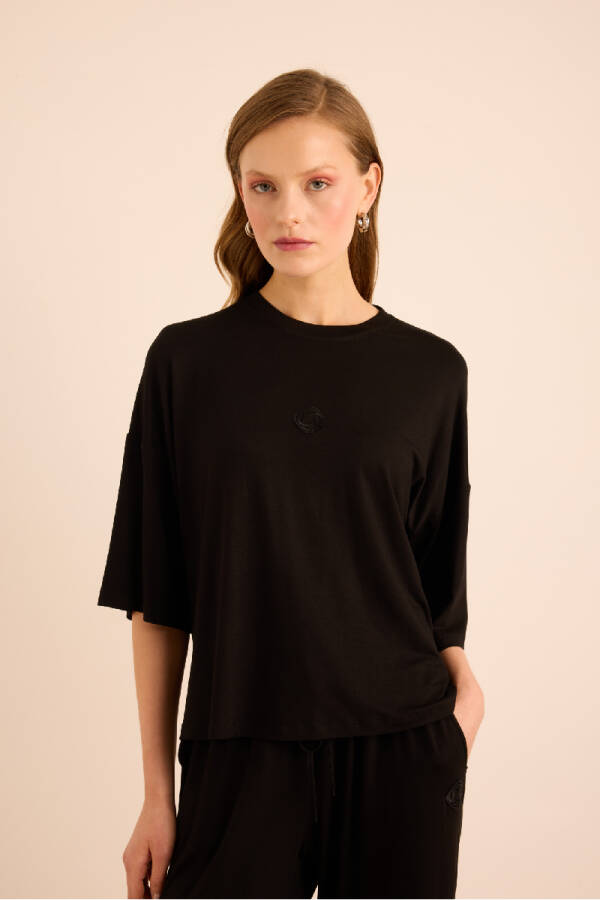 Siyah Koza Nakış Logolu Basic T-Shırt - 4