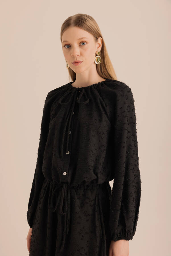 Siyah Kumaşı Püskül Detaylı Büzgülü Bluz - 5