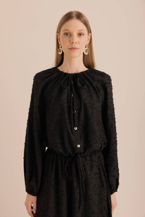 Siyah Kumaşı Püskül Detaylı Büzgülü Bluz - 6