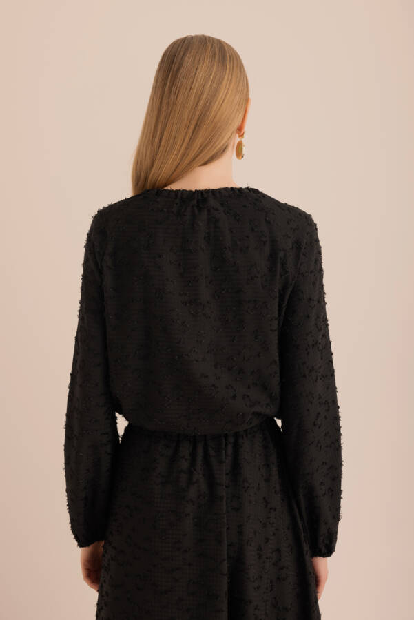 Siyah Kumaşı Püskül Detaylı Büzgülü Bluz - 7