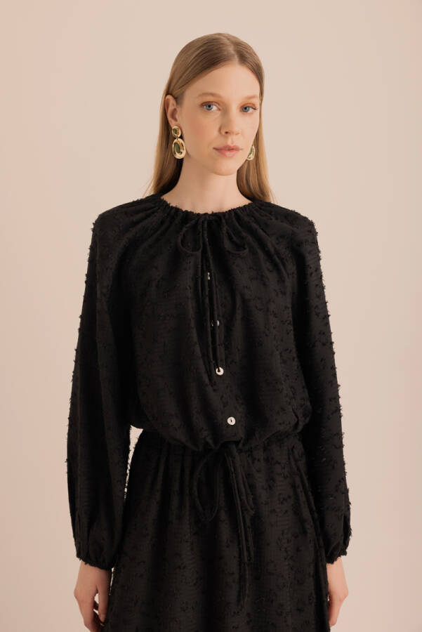 Siyah Kumaşı Püskül Detaylı Büzgülü Bluz - 1