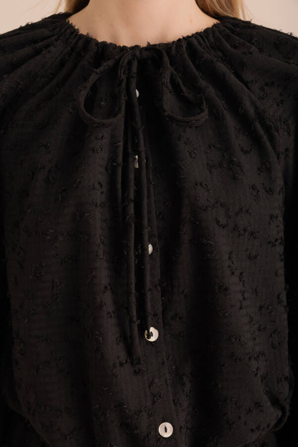 Siyah Kumaşı Püskül Detaylı Büzgülü Bluz - 3