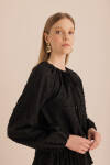 Siyah Kumaşı Püskül Detaylı Büzgülü Bluz - 4