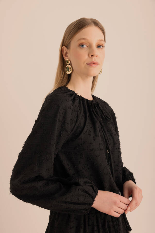 Siyah Kumaşı Püskül Detaylı Büzgülü Bluz - 4