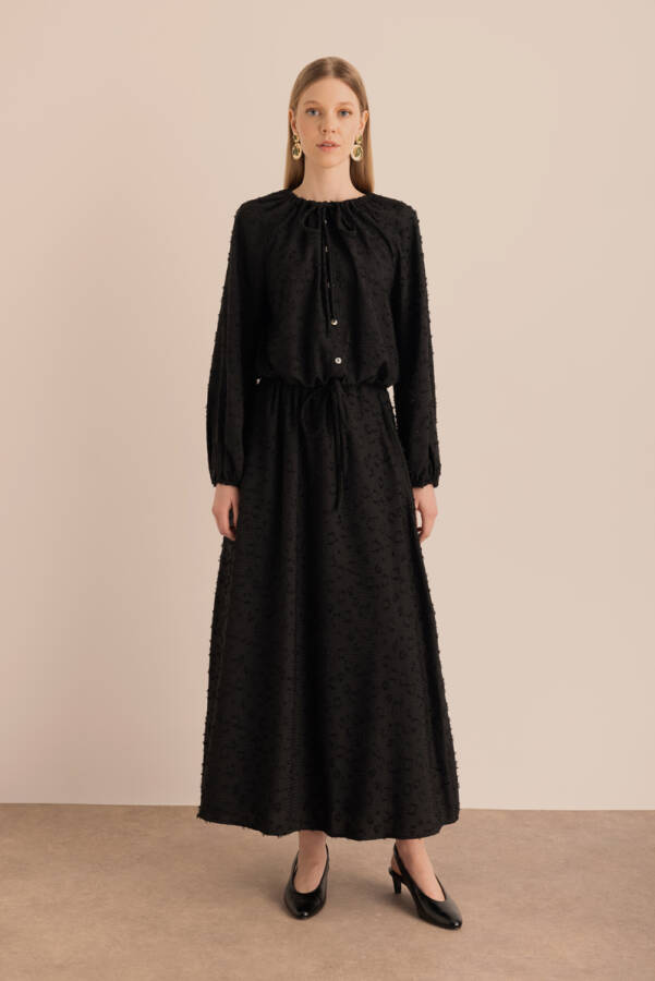 Siyah Kumaşı Püskül Detaylı Büzgülü Bluz - Aker (1)