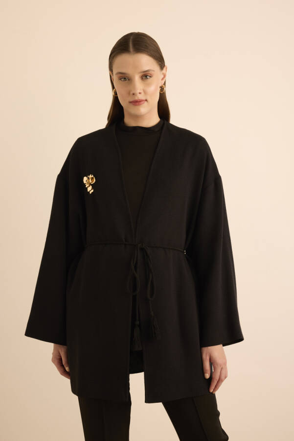 Siyah Metal Broşlu Beli Kordon Bağcıklı Kap - 1