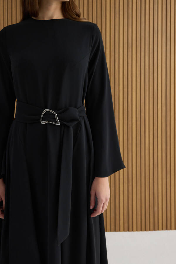 Siyah Metal Tokalı Krep Elbise - 6