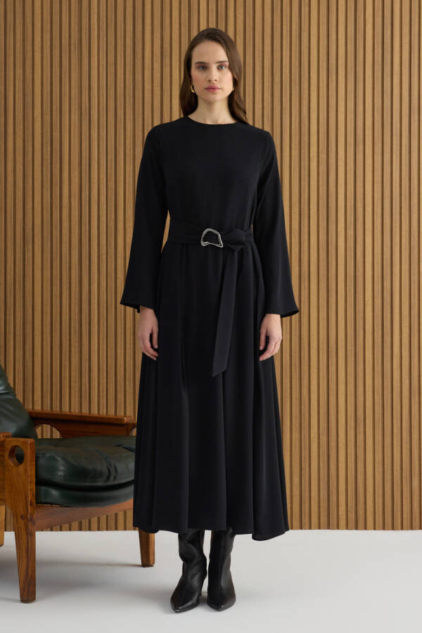 Siyah Metal Tokalı Krep Elbise - 4