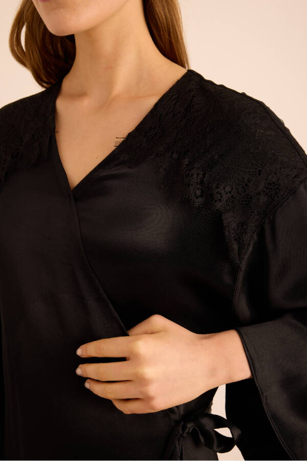 Siyah Omuz ve Sırtı Dantel Detaylı Viscon Sabahlık - 4