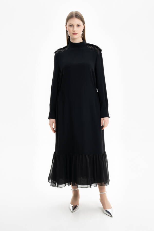 Siyah Omuzları Zincir Detaylı Elbise - 1