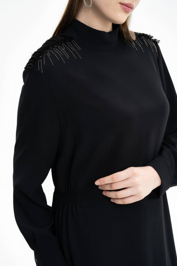 Siyah Omuzları Zincir Detaylı Elbise - 4