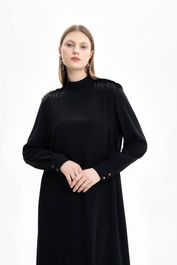 Siyah Omuzları Zincir Detaylı Elbise - 5