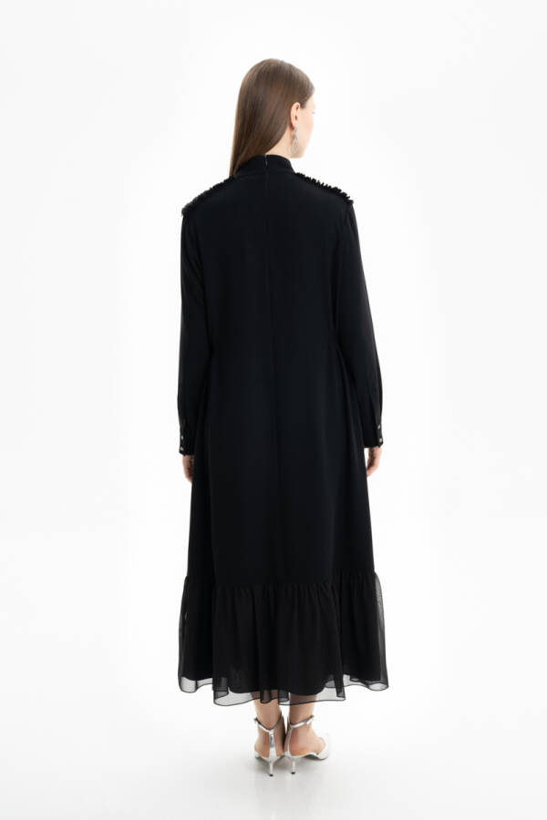 Siyah Omuzları Zincir Detaylı Elbise - 3