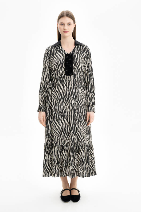 Siyah Patı İşleme Detaylı Desenli Elbise - Aker