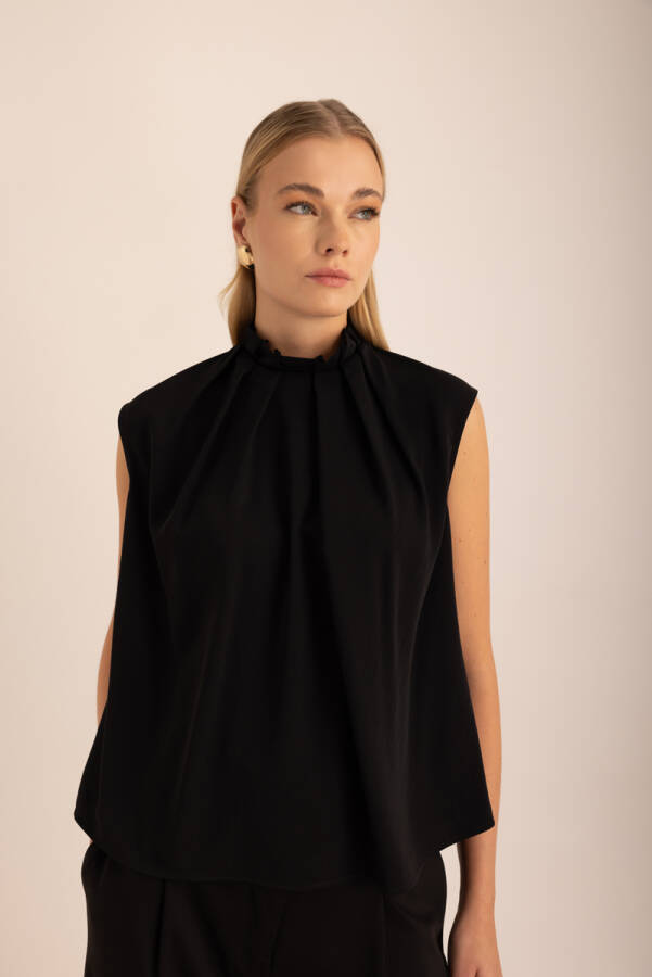 Siyah Pile Detaylı Dokuma Kolsuz Bluz - Aker (1)